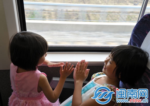 動車上，朱心琴姐妹玩拍手游戲打發時間